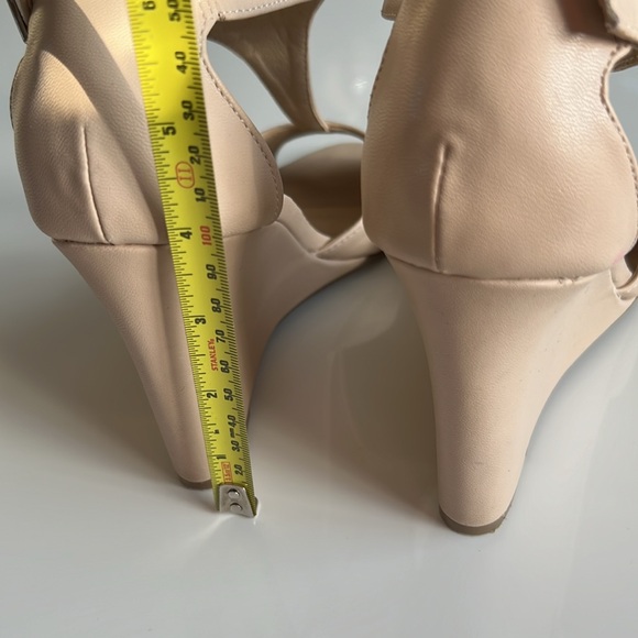 Le Chateau TStrap wedges Sandals - Picture 6 of 8